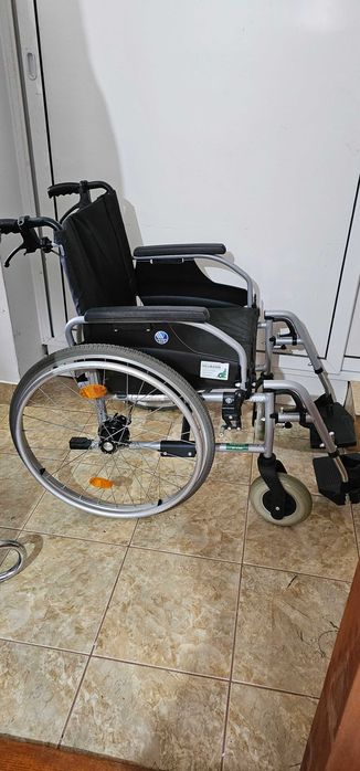 Carucior cu roti pentru persoane cu dizabilitati .