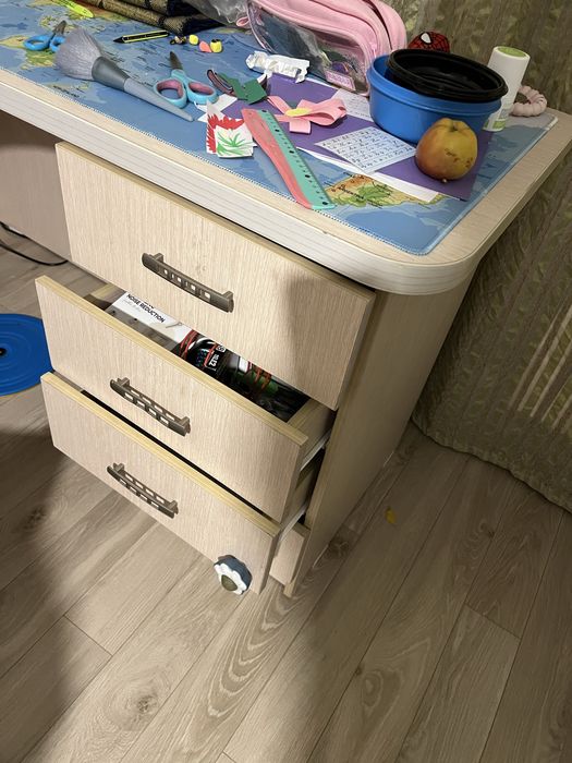 Угловые столы и шкаф