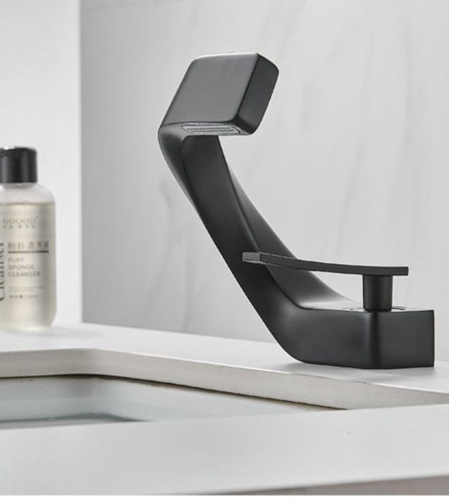 Екстравагантен черен смесител за баня