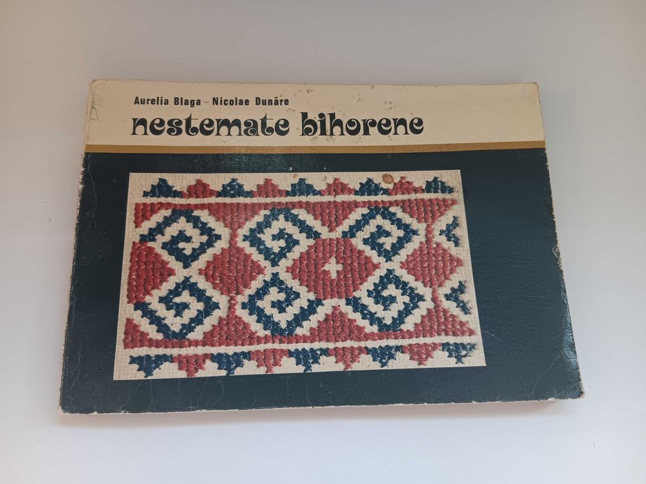cartea „Nestemate Bihorene” de Aurelia Blaga și Nicolae Dunăre, publicată în 1974 de Editura Tehnică