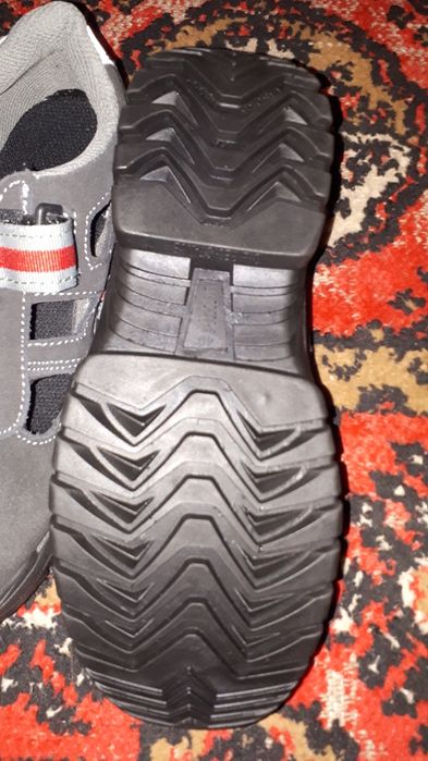 Сандали с защитной пластиной для защиты палцев ноги