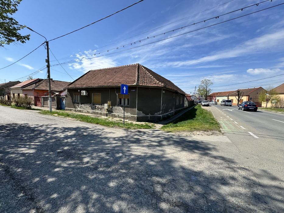 Casa pe colt 8 camere,teren 650 mp de vanzare zona Padurii front mare