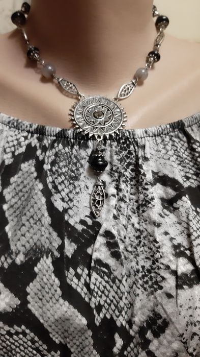 Bluzita Nouă, umeri lăsați, maneci evazate.