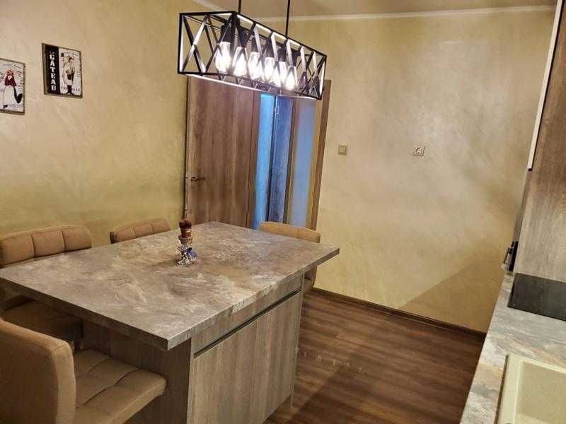 Продаваме тристаен апартамент в Западен парк