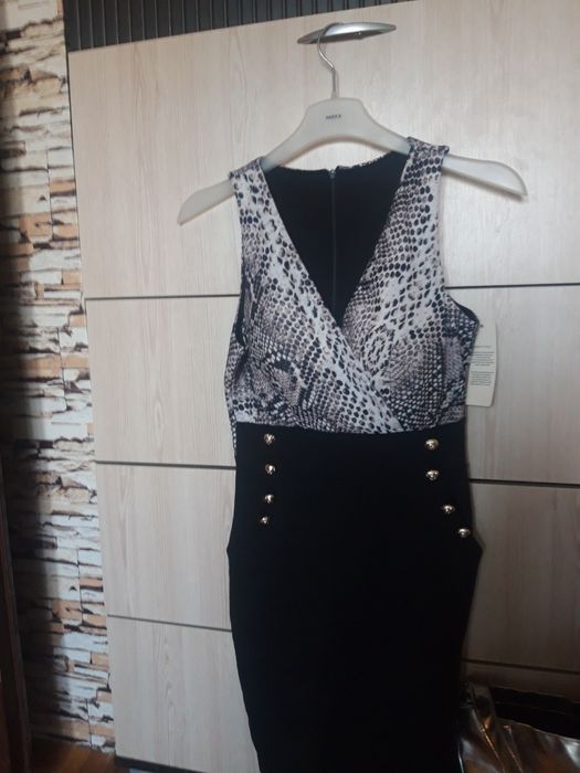 Продавам рокли S , XS