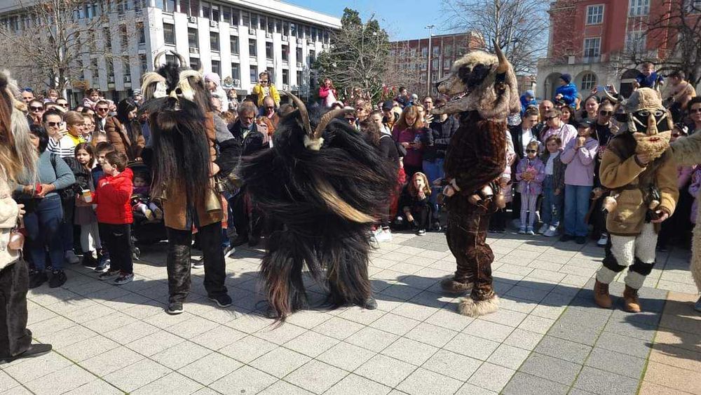 Кукерска маска за карнавали