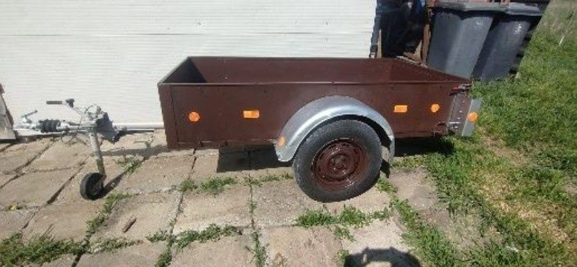 Remorca auto 750 kg cu sistem de franare