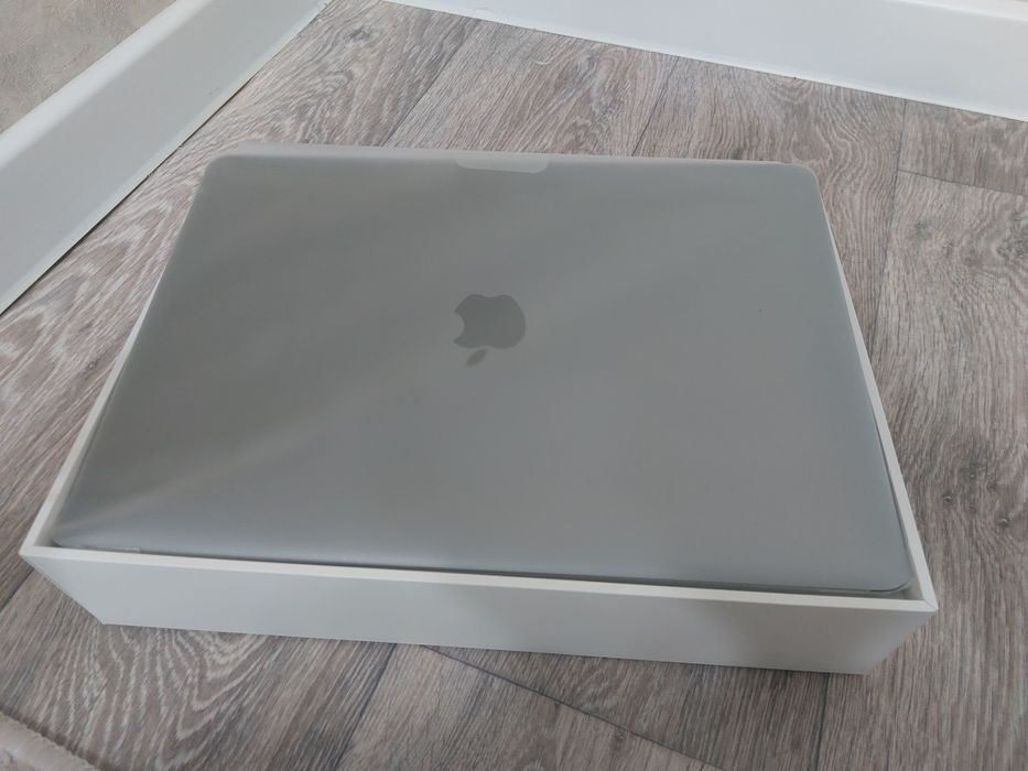 Продам макбук с гарантий!