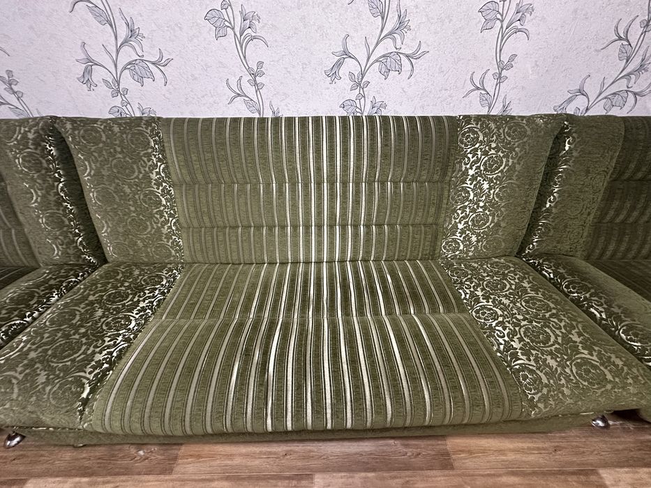 Продам диван с подушками