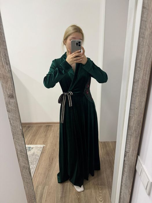 Платье в изумрудном цвете