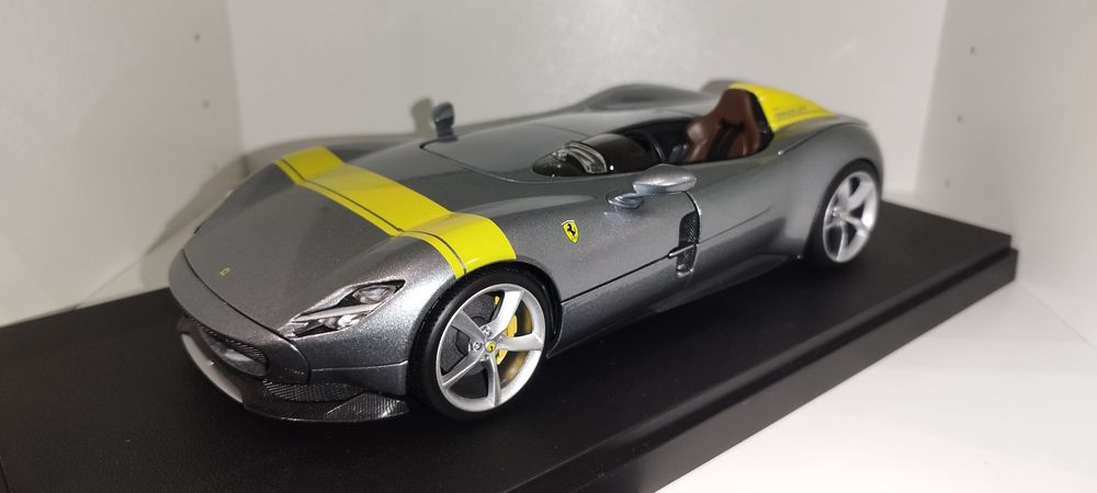 Bburago 1:18 Ferrari Monza SP1 + Дисплей кейс