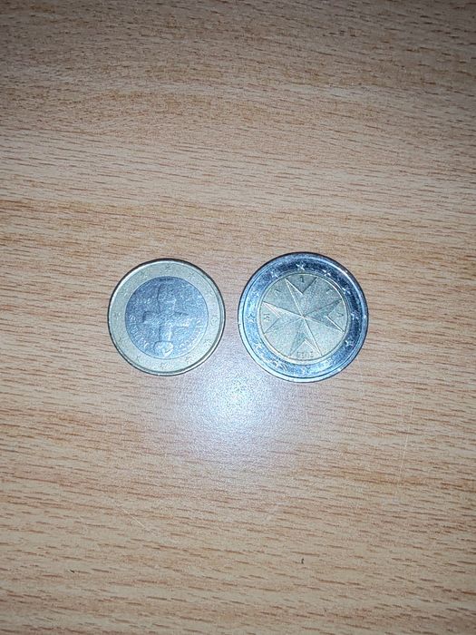 Две редки монети .С номинал от едно евро и две евро