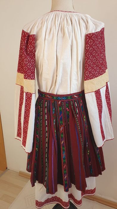 Costum popular (ie/camasa, valnic/fota/catrinta/opreg)