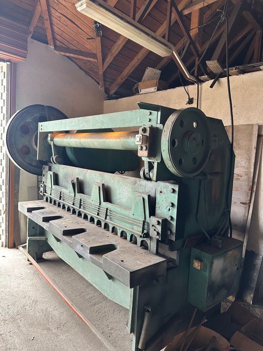 Гилотина за рязане на ламарина