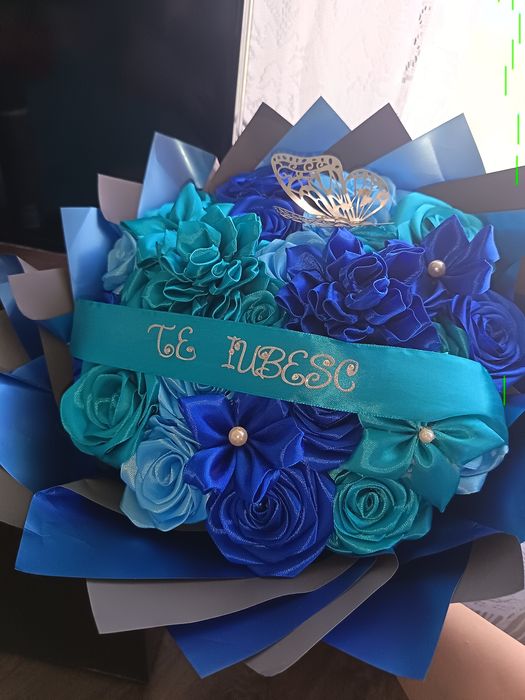 Buchet trandafiri satin