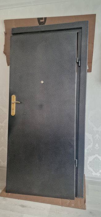 Продам входную металлическую дверь