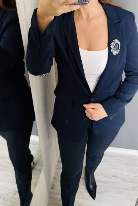 Бял  костюм S размер  Zara