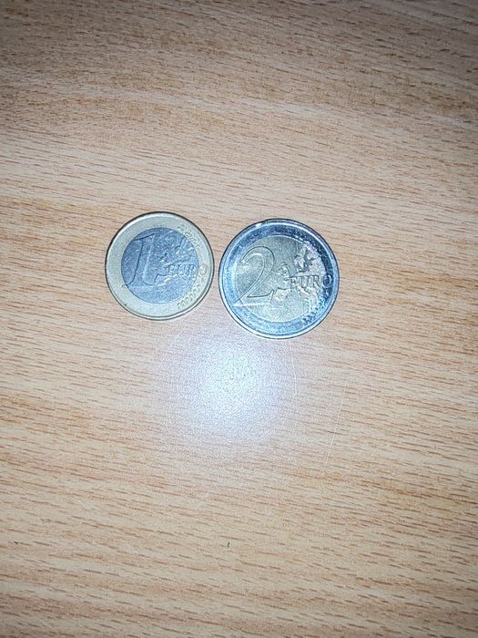 Две редки монети .С номинал от едно евро и две евро