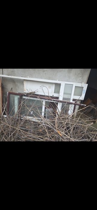 Vând 2usi pret 300lei pentru  magazie la tara