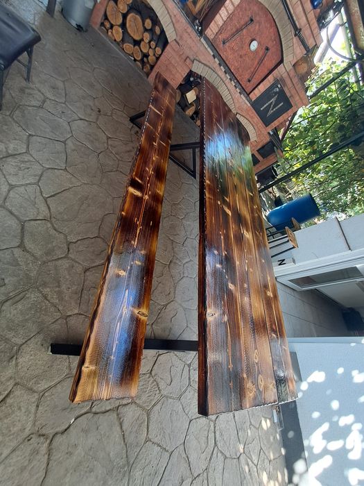 Masa cu bănci din fier și lemn.