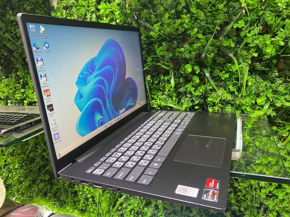 Lenovo ryzen 7-5700U ddr4 8/256 SSD