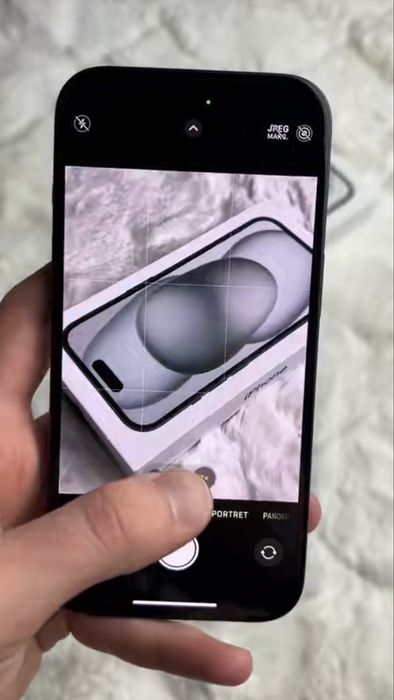 iPhone 15.