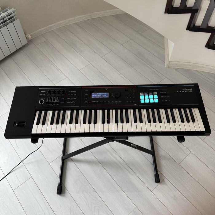 Roland Juno Ds синтезатор со стойкой