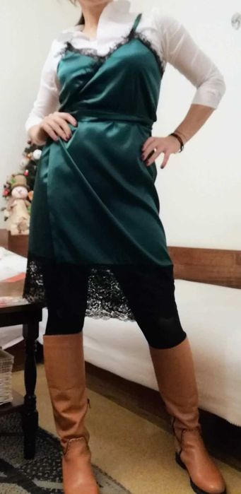 Рокля от сатен и дантела