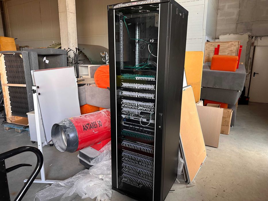 Професионален 42U 19" комуникационен шкаф Lande + 6 Cisco SG220-50