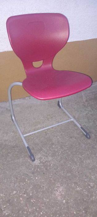 Vand mai multe scaune stivuibile, in stare foarte buna