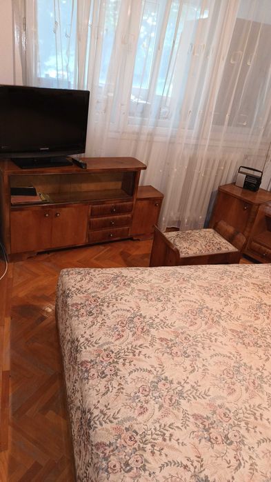 Mobila veche din lemn masiv anii 1970