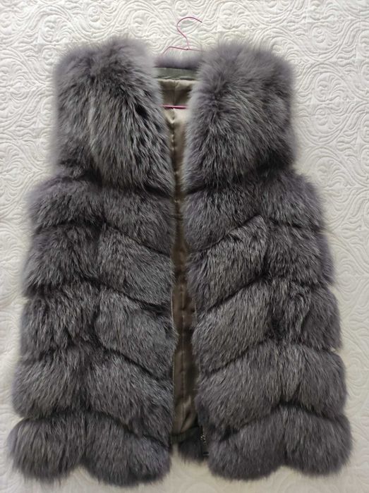 Vând vestă din blană naturală...