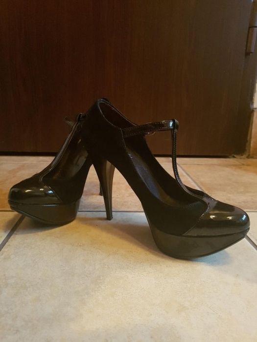 Дамски елегантни лачени обувки на платформа с ток. Естествен лак