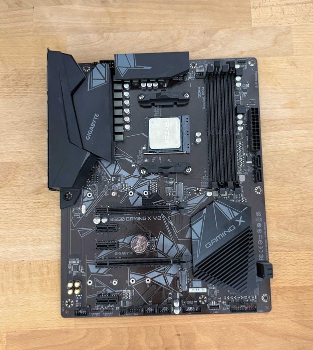 Kit AMD Ryzen 7 5700X3D + Gigabyte B550 Gaming X V2