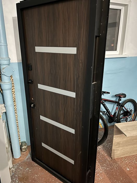 Дверь металлическая.