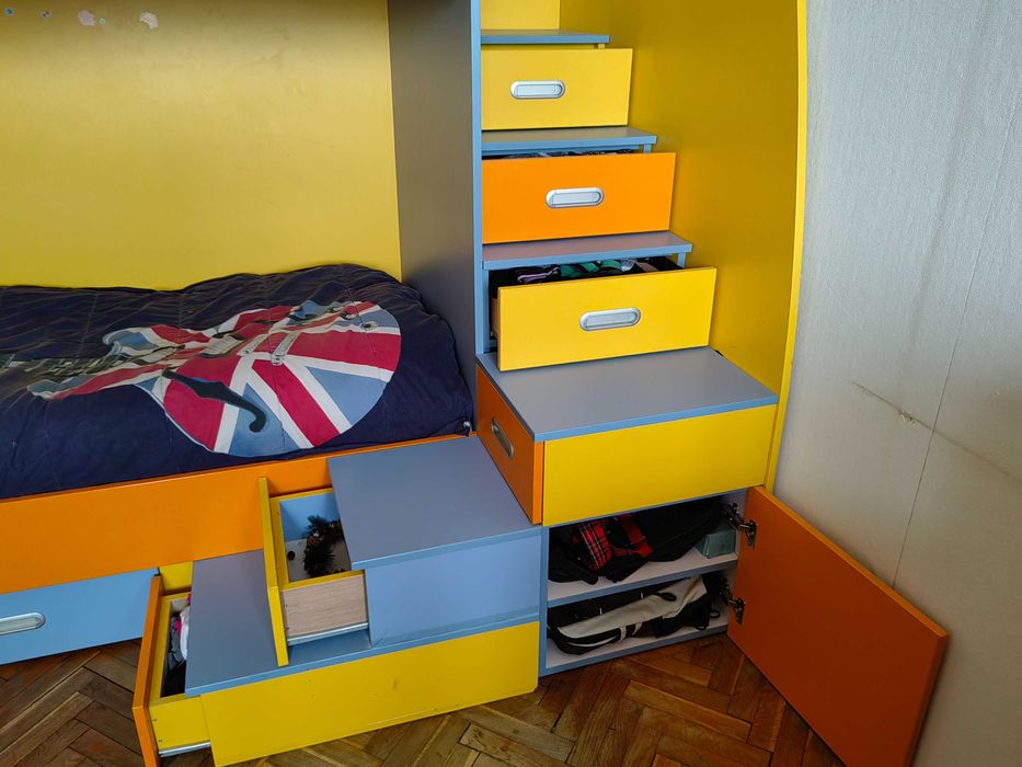 Двуетажно легло и гардероб