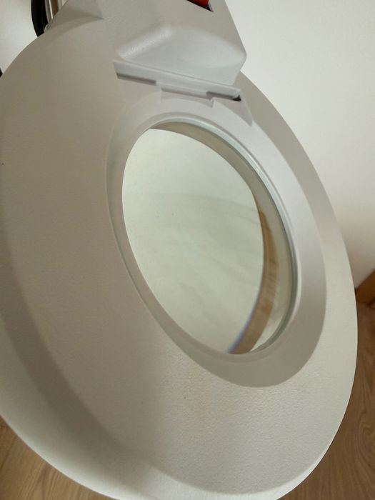 Oglinda cu lupa pentru cosmetica