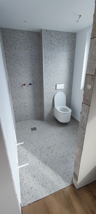 Casa de vânzare valea slatinitei la strada principala drum asfaltat