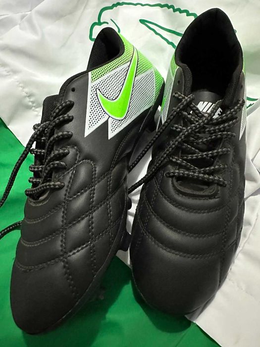 Ветровкa La Costa и бутонки Nike за футбол