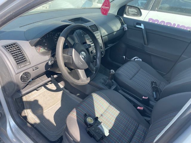 Dezmembrez Volkswagen Polo 9N 1.2 benzina BME 2007