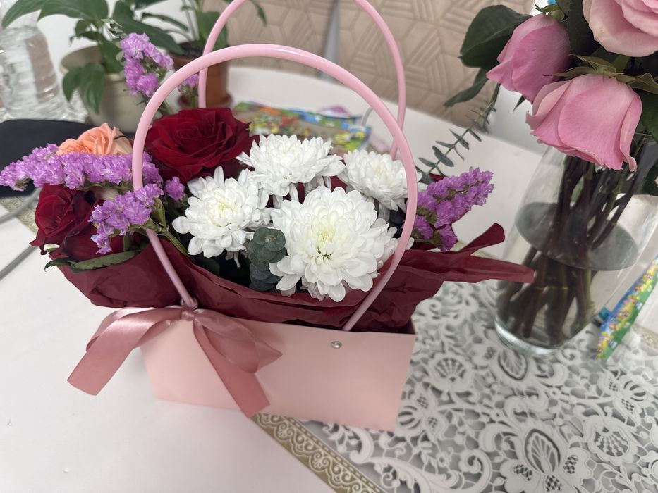 Живые цветы в корзинке