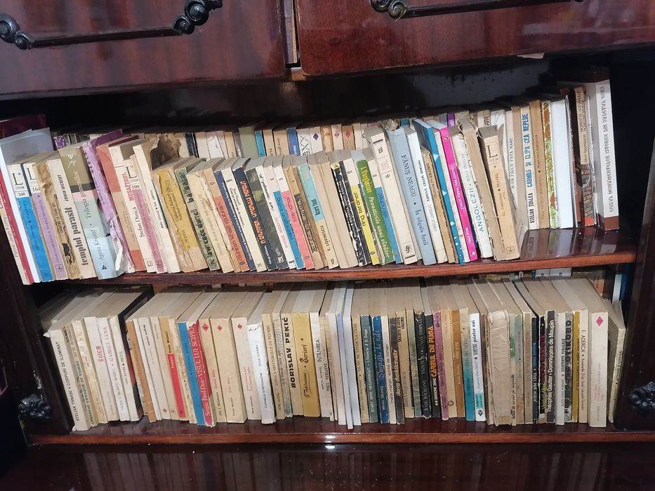 OFERTA : Vând cca 450 cărți de literatura română și universală