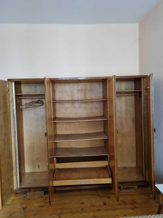 Гардероб, нощни шкафчета, секция / скрин. Мебели от масивно дърво