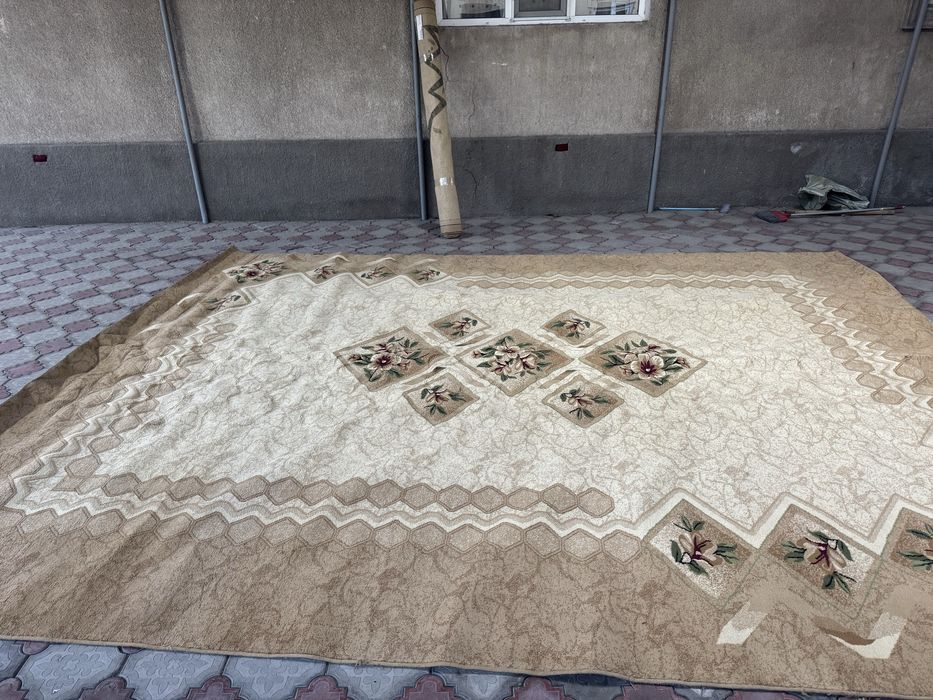 Продам ковер подойдет для гостинной