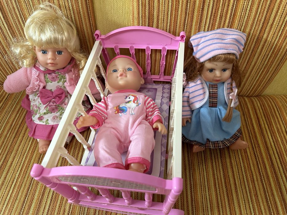 Два броя кукли и бебе с кошара.