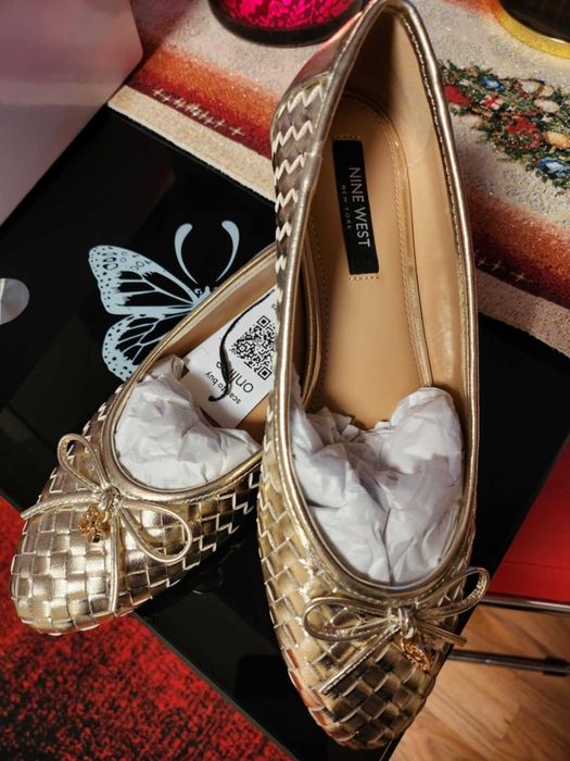 Чисто нови обувки от естествена кожа