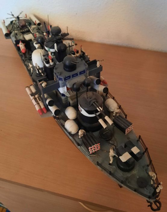 Navomodel navigant nava de lupta vapor cu telecomanda si lumini