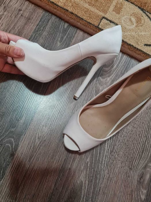 Дамски бели обувки на ток 36/37