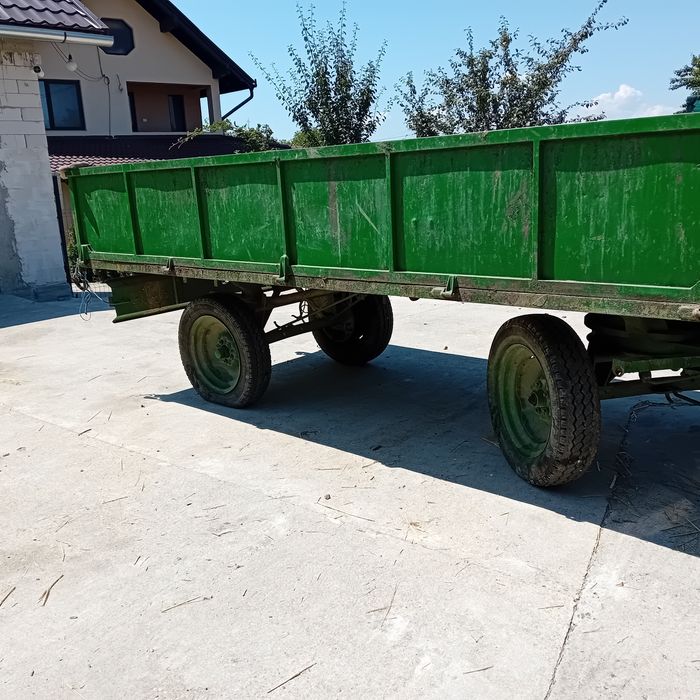 Vând remorca de tractor