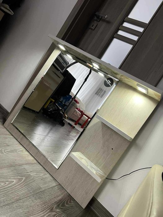 Oglinda cu suport lemn cu rafturi si spoturi LED